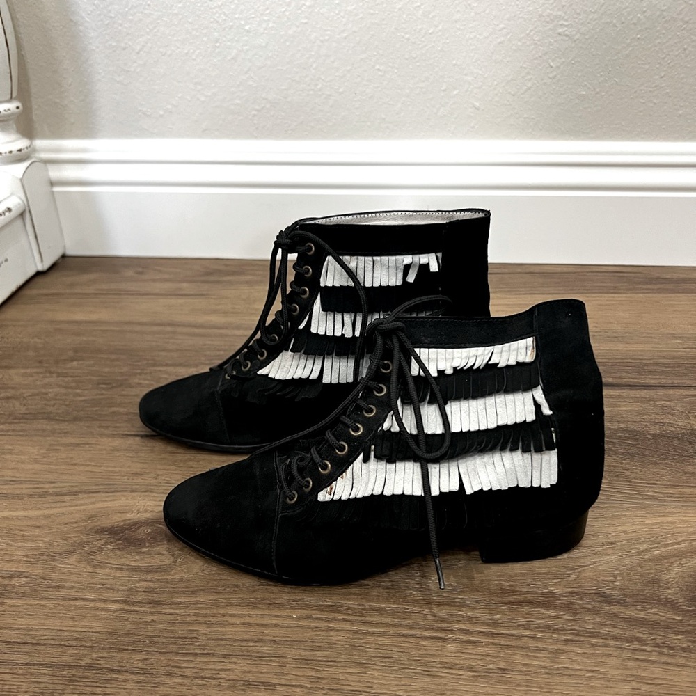 Minimarket, size 9, black and white fringe, suede